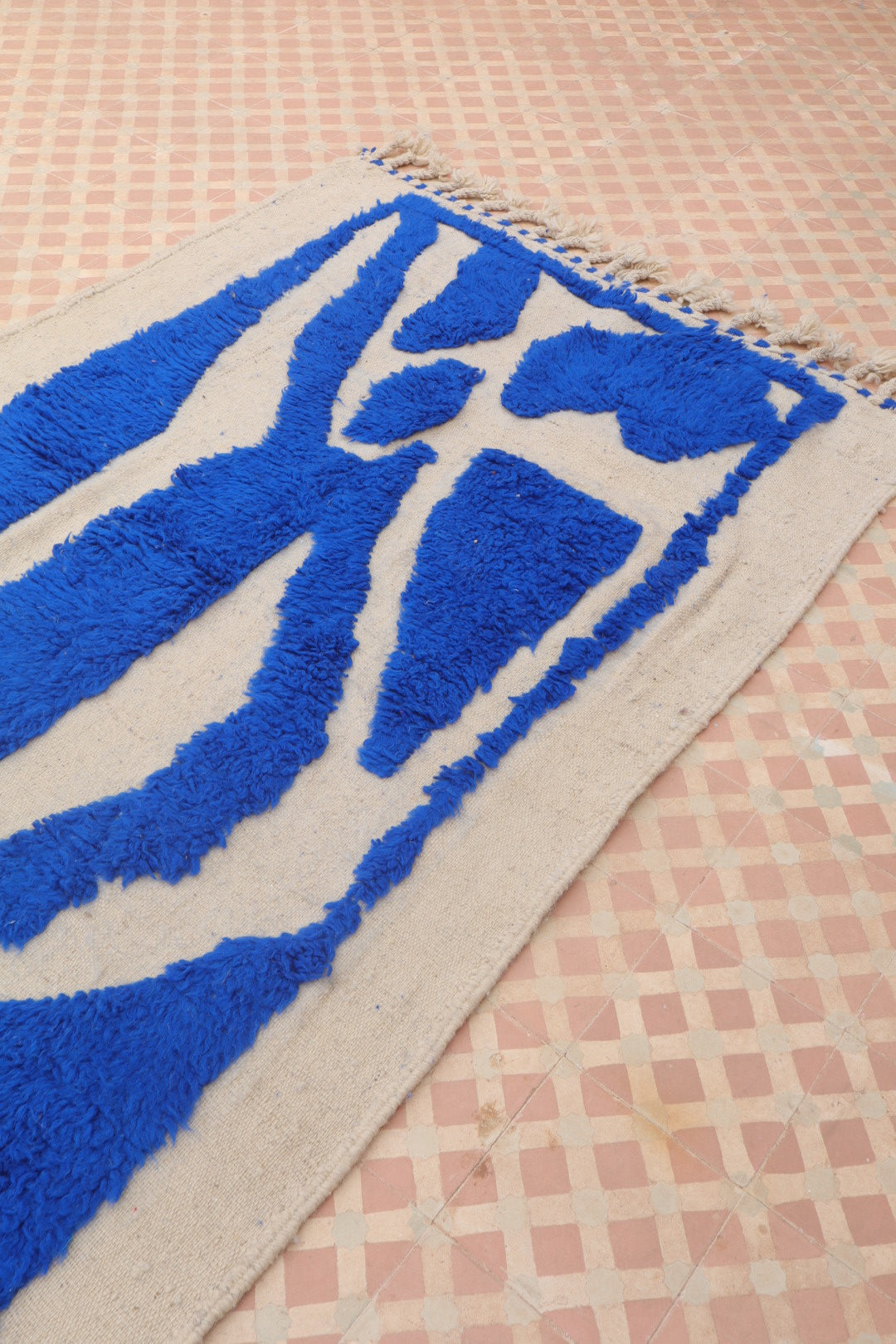 Tapis Berbère Béni Ouarain Moderne Bleu Klein À Reliefs - 202 x 127 cm Modèle Signature Néda