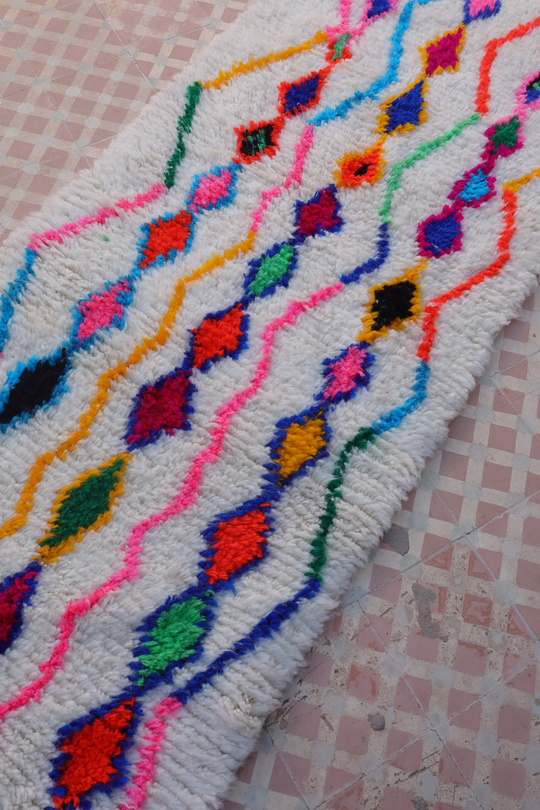Tapis Berbère Couloir Azilal Blanc à Motifs Colorés Fluos - 300 x 82 cm Néda