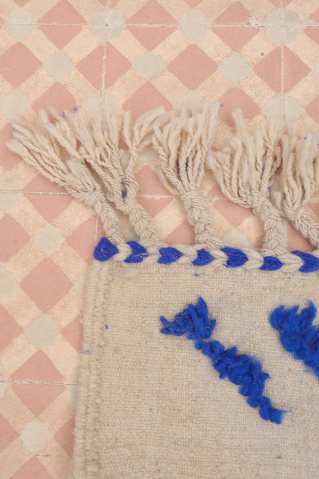 Tapis Berbère Béni Ouarain Moderne Bleu Klein À Reliefs Abstrait - Modèle signature - 160 x 120 cm Néda