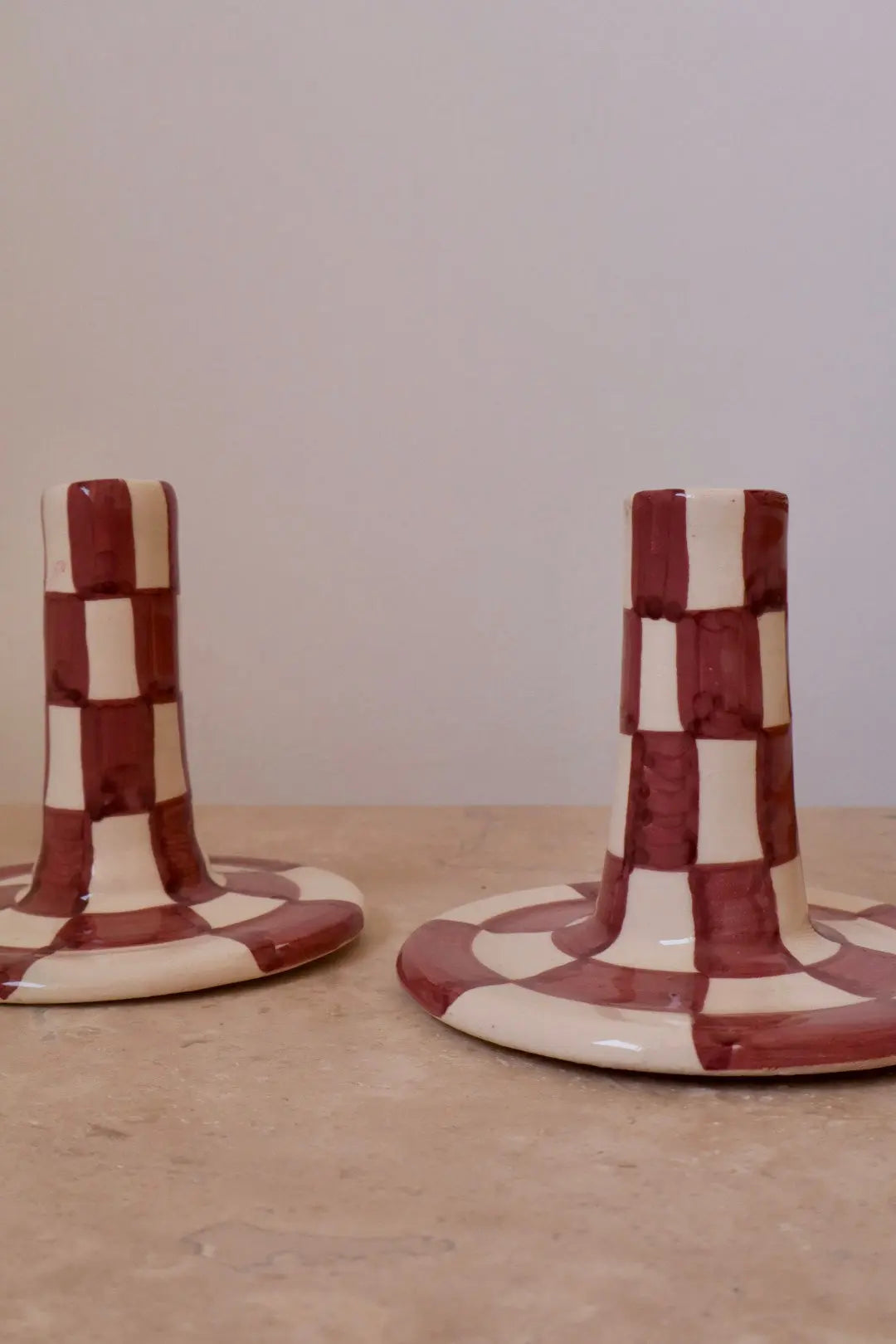 Paire de Bougeoirs en Céramique Fait-Main Damiers Bordeaux et Blanc Néda
