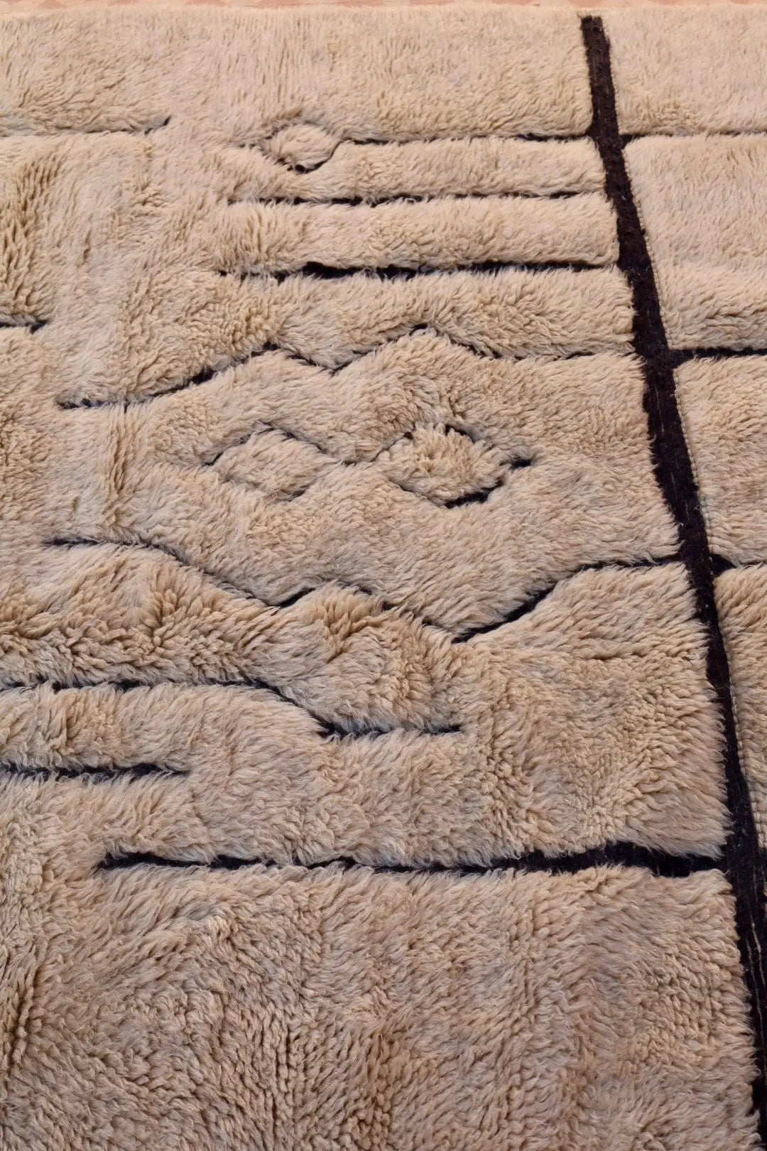 Tapis Berbère Mrirt Foncé Motifs Abstraits Reliefs Noirs - 311 x 200 cm Néda