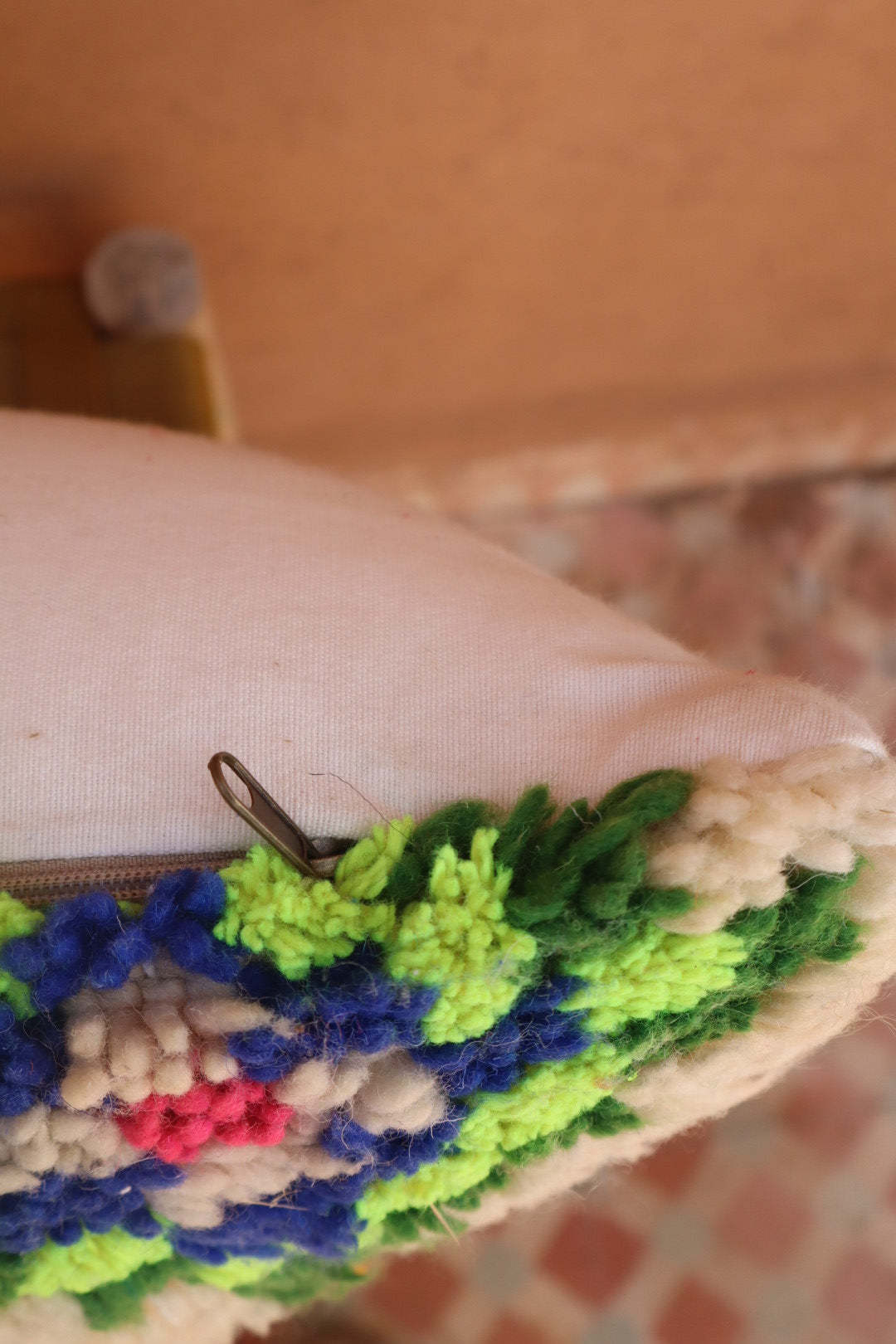 Coussin Marocain en Laine Blanc à Motifs Colorés - Néda