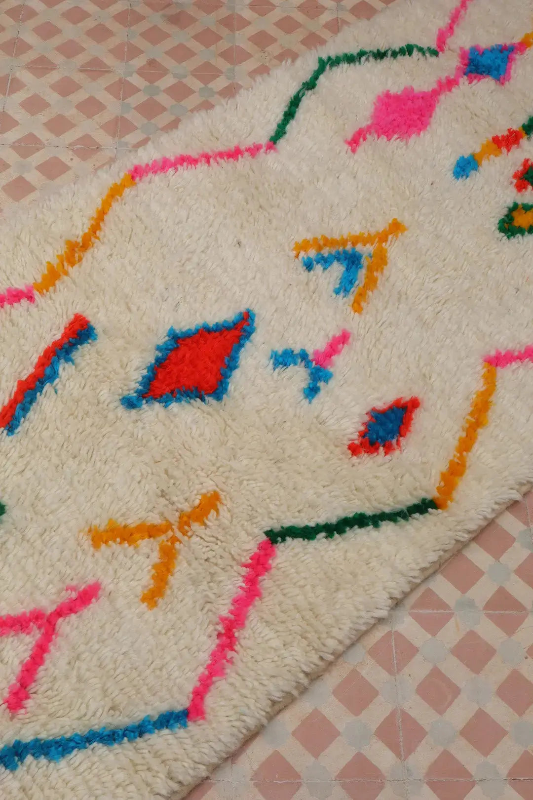 Tapis Berbère Couloir Azilal Blanc à Motifs Colorés Fluos - 380 x 80 cm (Céline) Néda