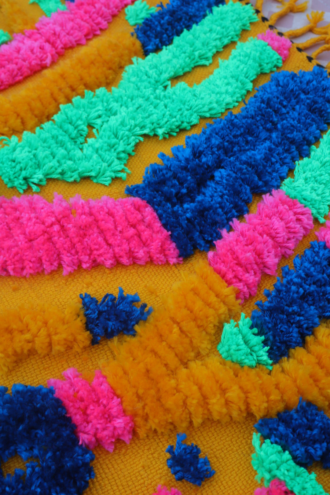 Tapis Berbère Coloré Jaune Moutarde Motifs Fluos- 190 x 142 cm Néda