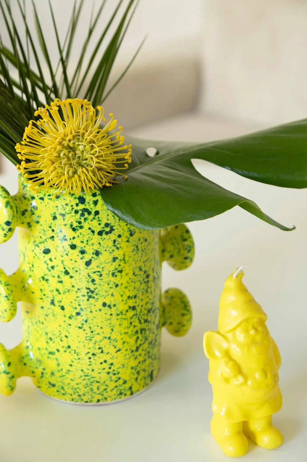 Abstrakte Vase aus gelber Keramik mit grünen Sprenkeln