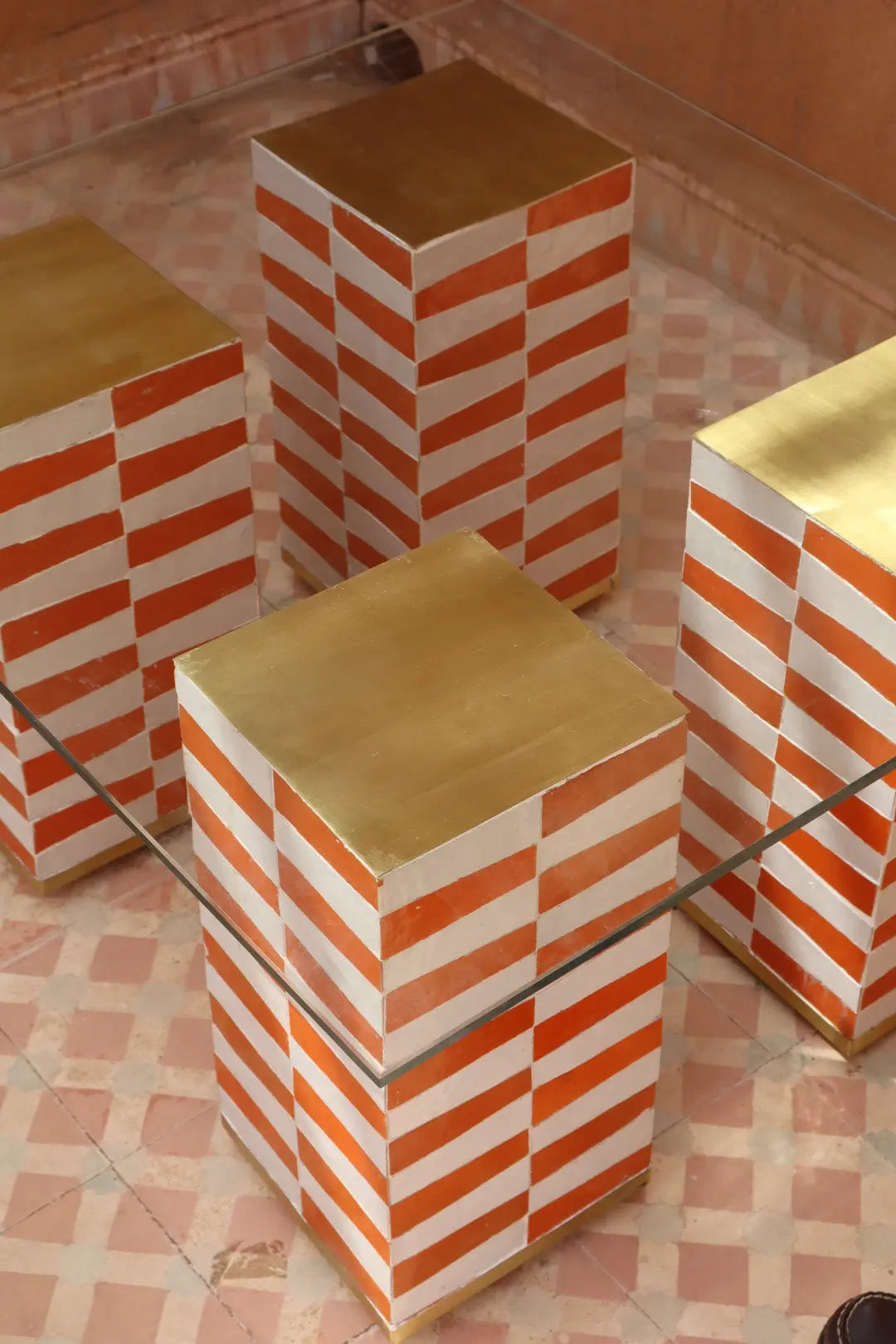 Table en Zellige Plateau Verre Trempé - Orange Blanc Finition Laiton- « SIMONE » Néda