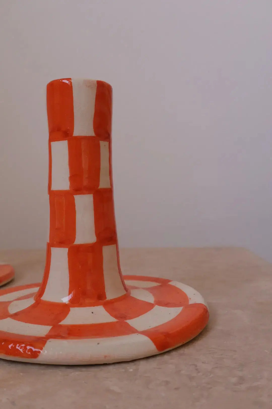 Paire de Bougeoirs en Céramique Fait-Main Damiers Orange et Blanc Néda