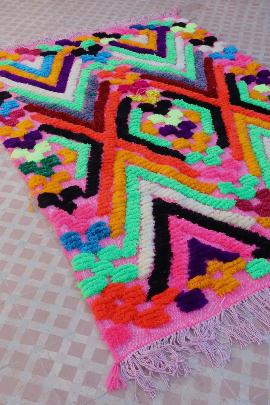 Kleurrijk Berber Tapijt Roze Fluo Motieven- 207 x 153 cm Néda