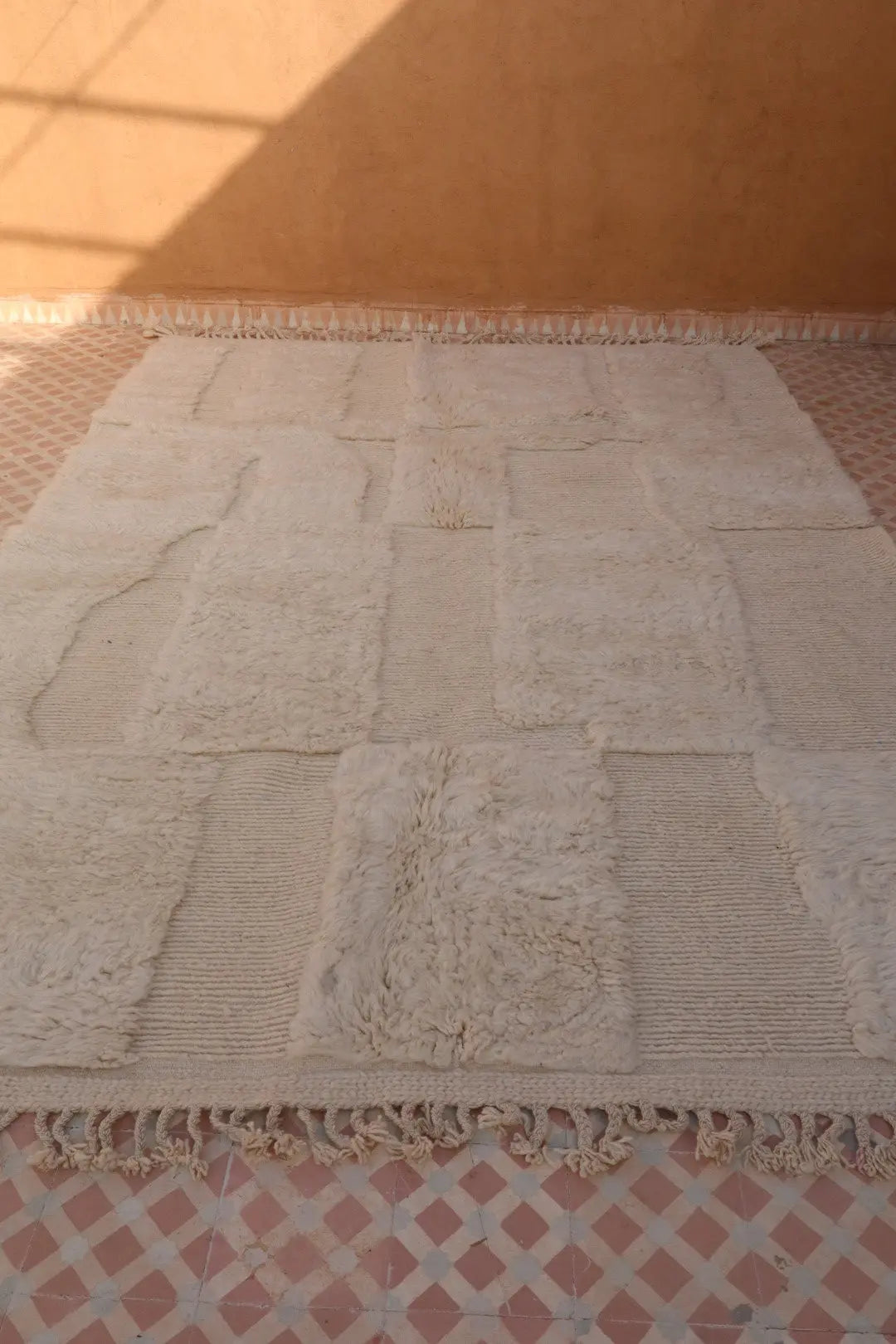Tapis Berbère Béni Ouarain Blanc Moderne à Motifs Abstrait en Relief- 302 x 207 cm Néda