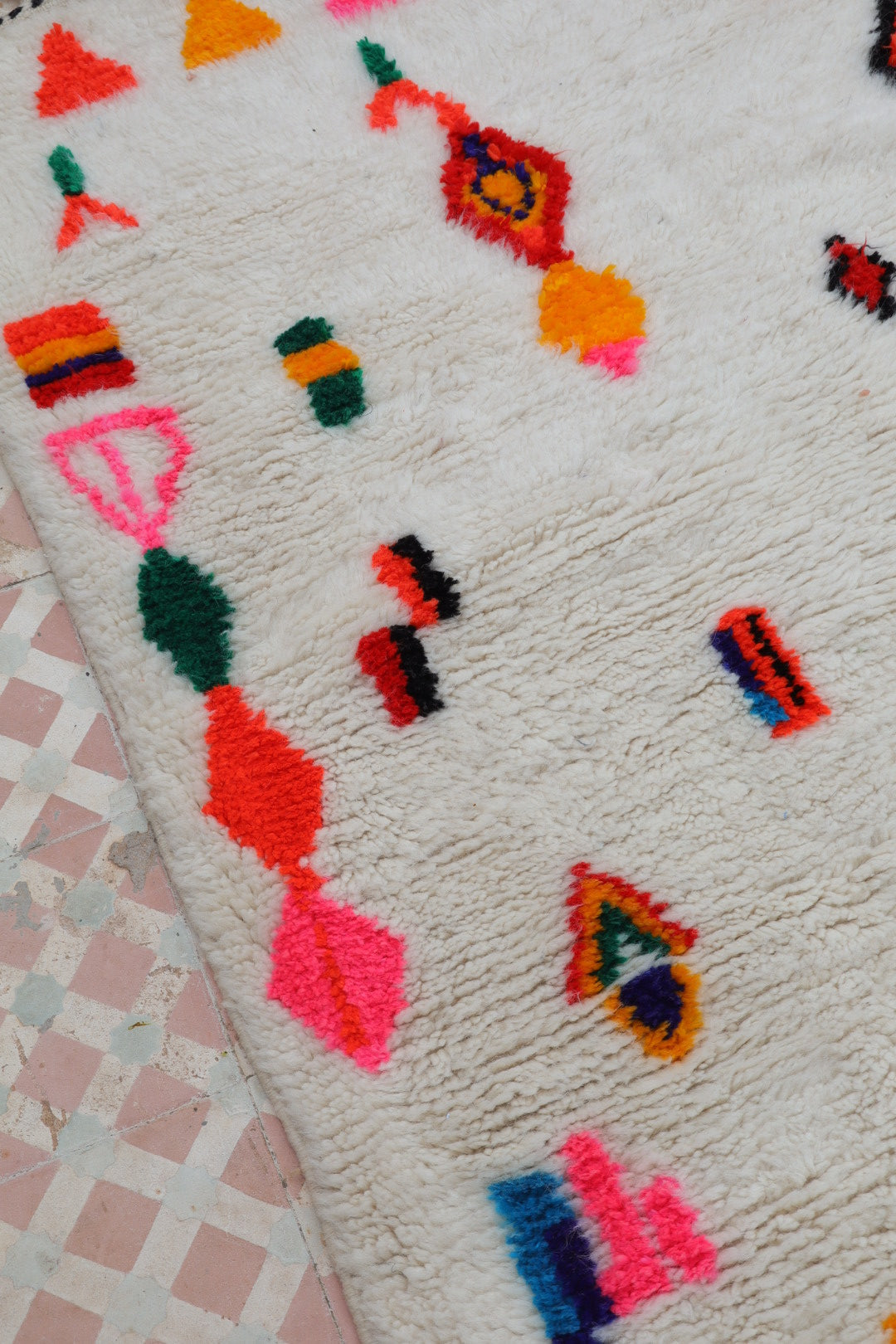 Berberteppich Flur Azilal Weiß mit bunten fluoreszierenden Mustern - 286 x 92 cm Néda