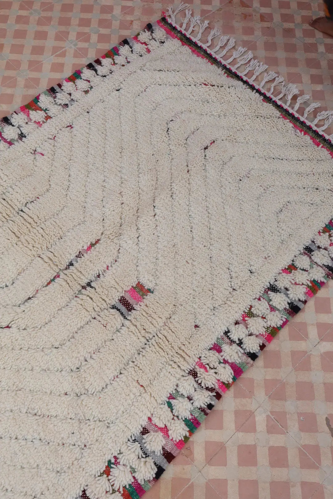 Tapis Berbère Béni Ouarain Blanc et Multicolore Reliefs - 154 x 102 cm Néda