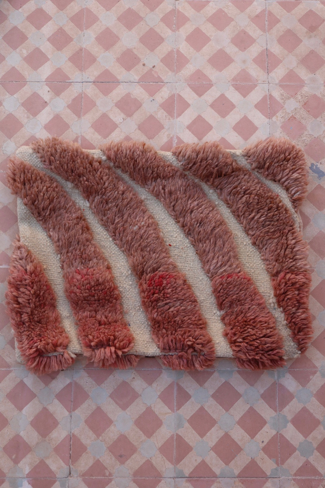 وسادة من الصوف الوردي مع نقوش من الصوف الوردي - LILI
