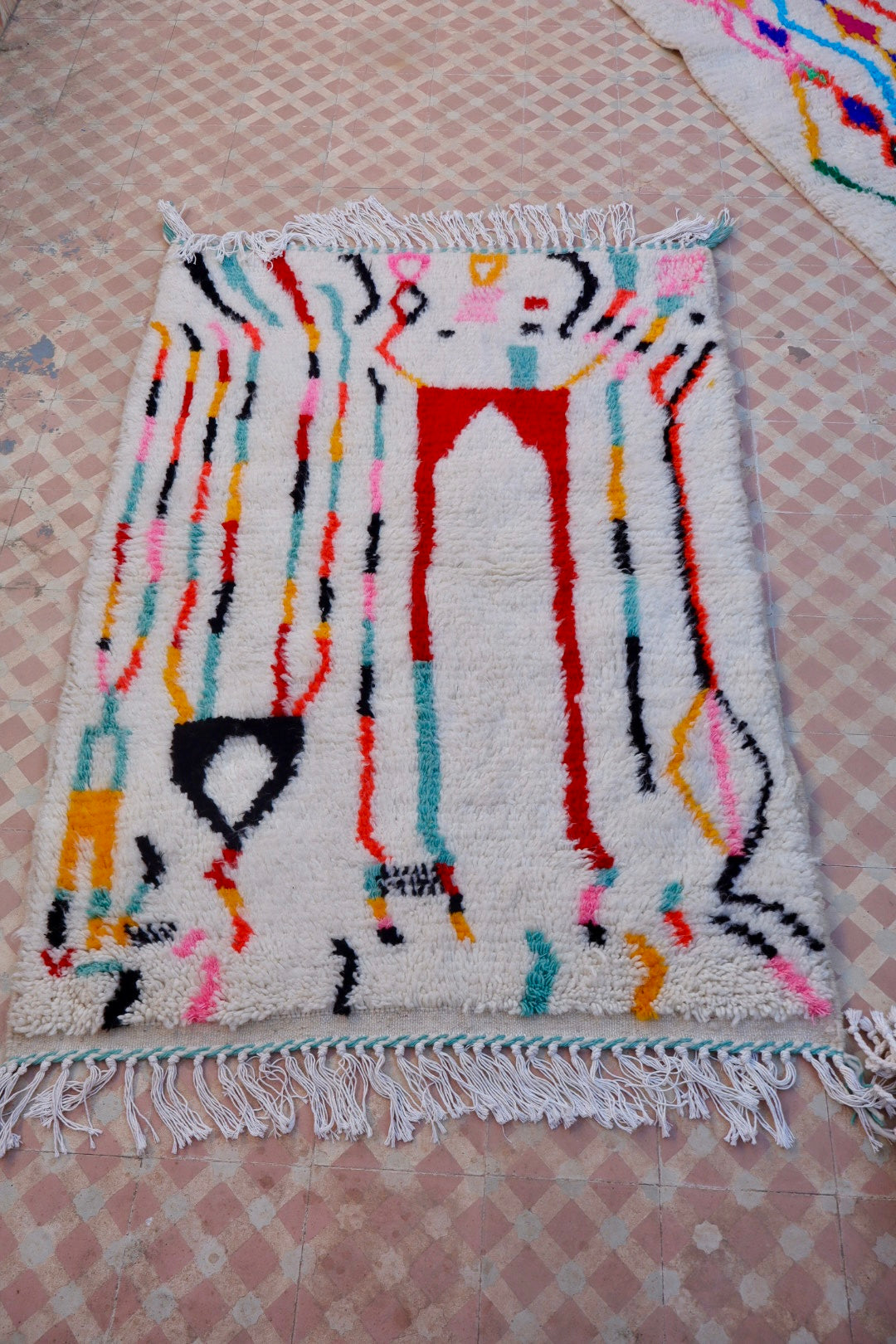 Tapis Berbère Azilal Blanc Motifs Losanges Colorés et Fluo- 149 x 104 cm Néda