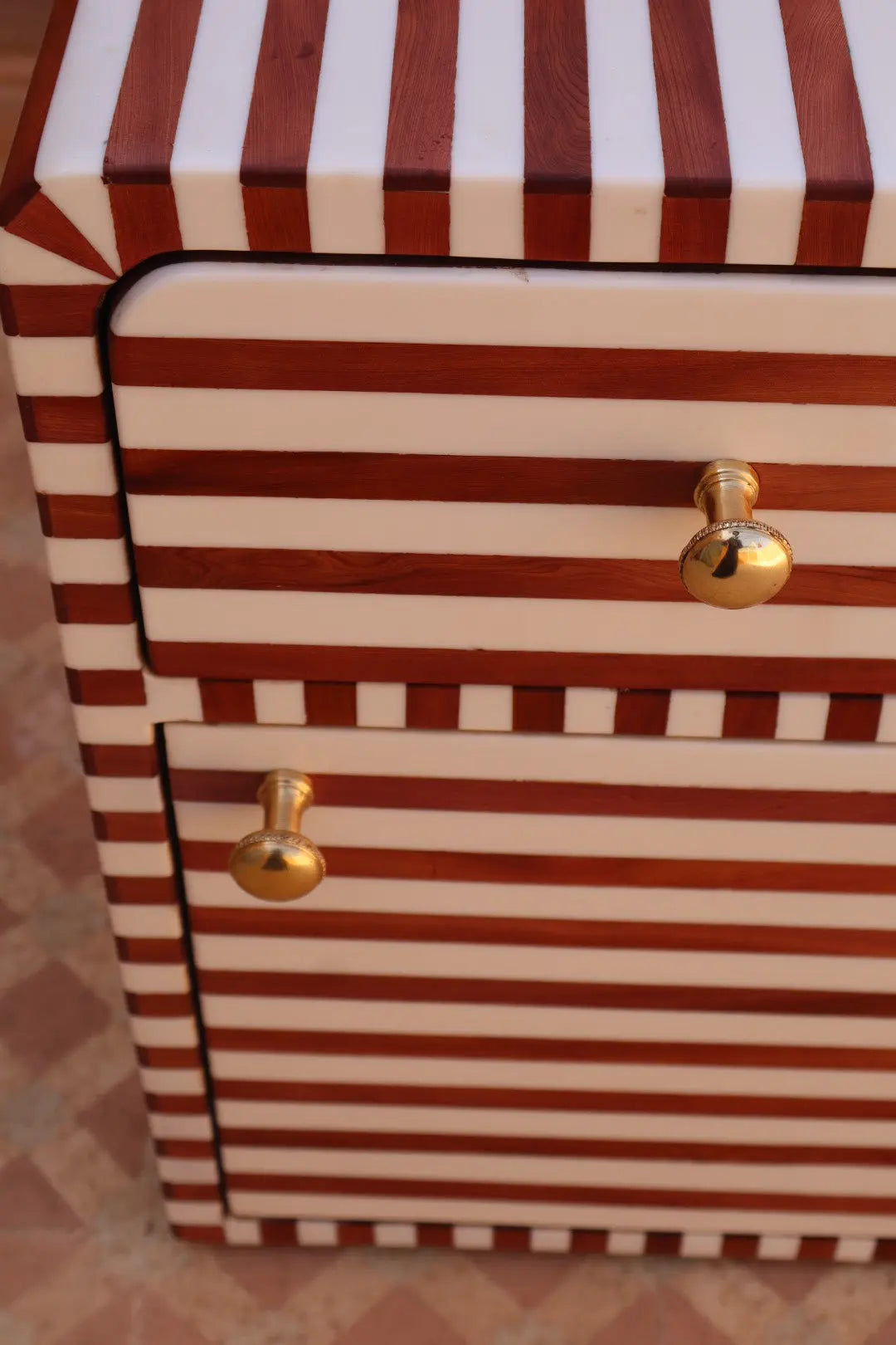 Tabble de chevet incurvée en bois et résine rayé fait-main « NAWM » Néda