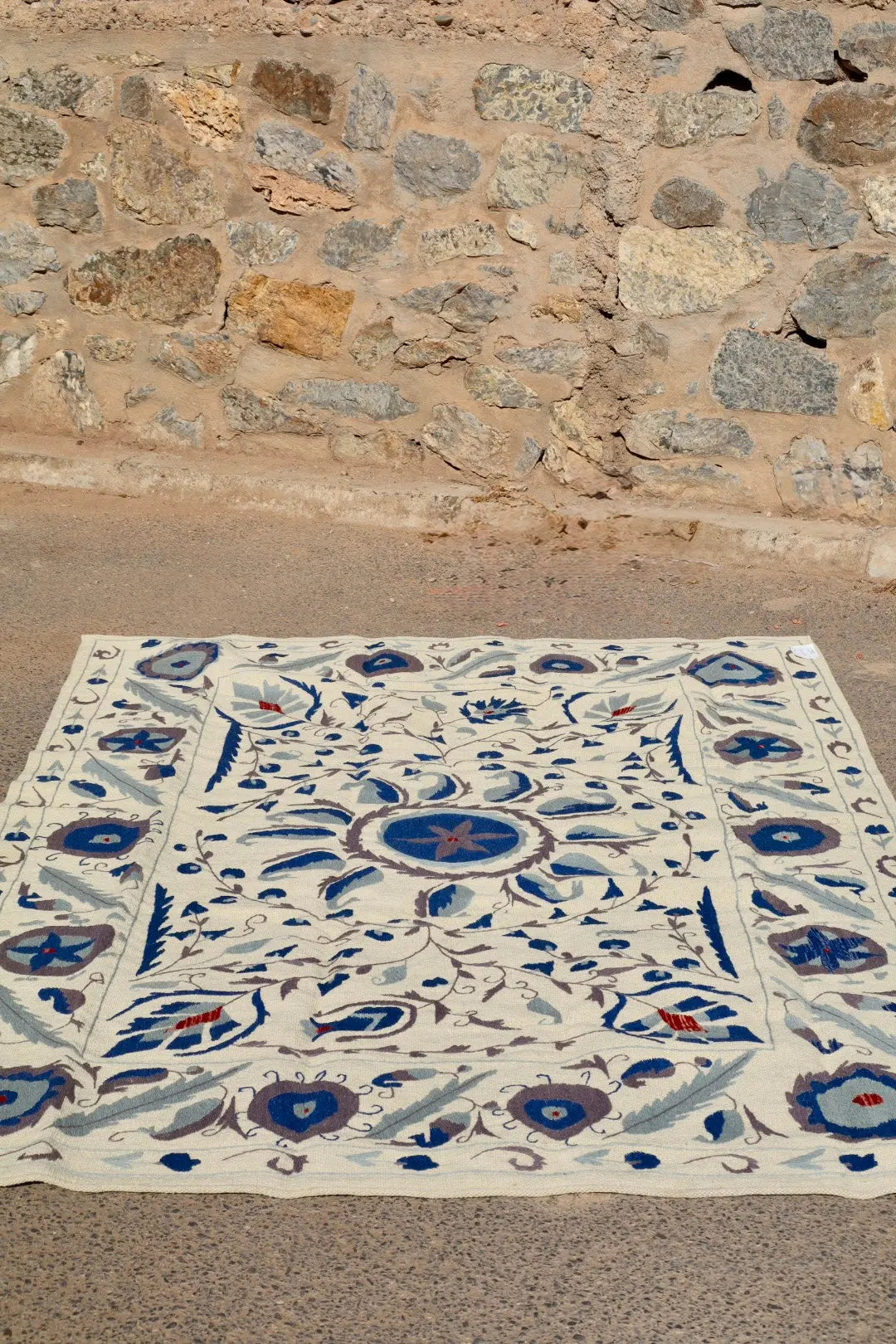 Tapis Kilim Suzani Blanc Bleu – 240x 170 cm Néda