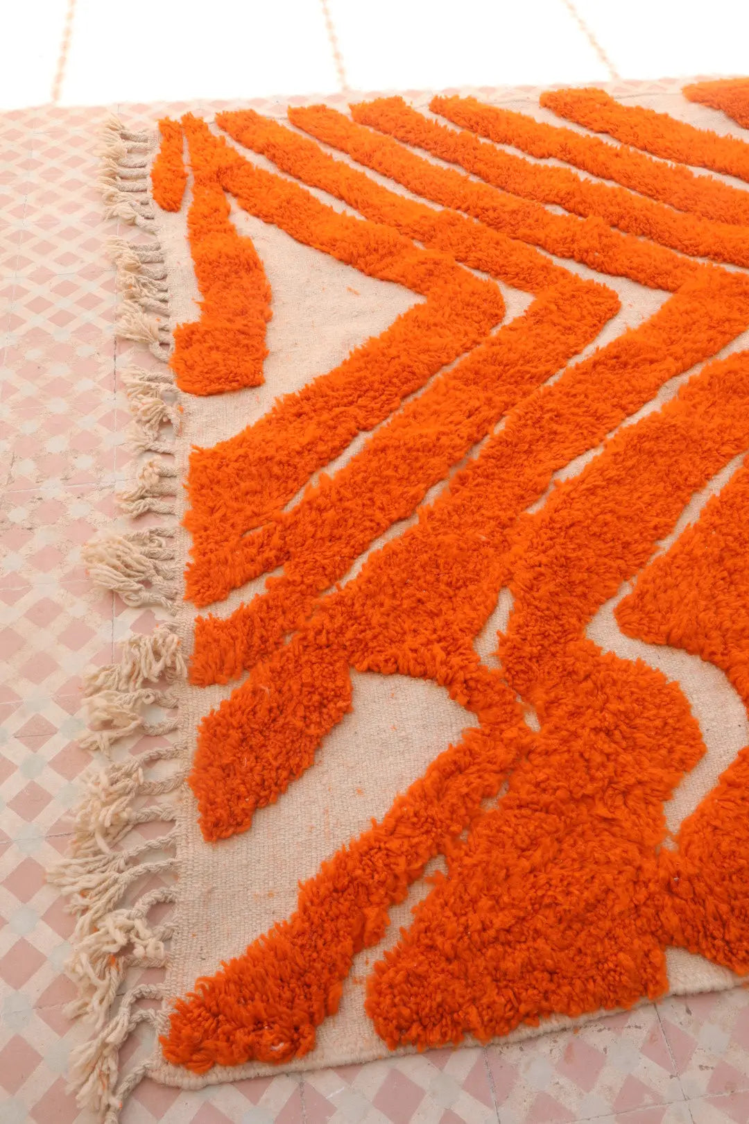 Tapis Berbère Orange Abstrait à Reliefs Béni Ouarain- 296 x 213 cm Néda