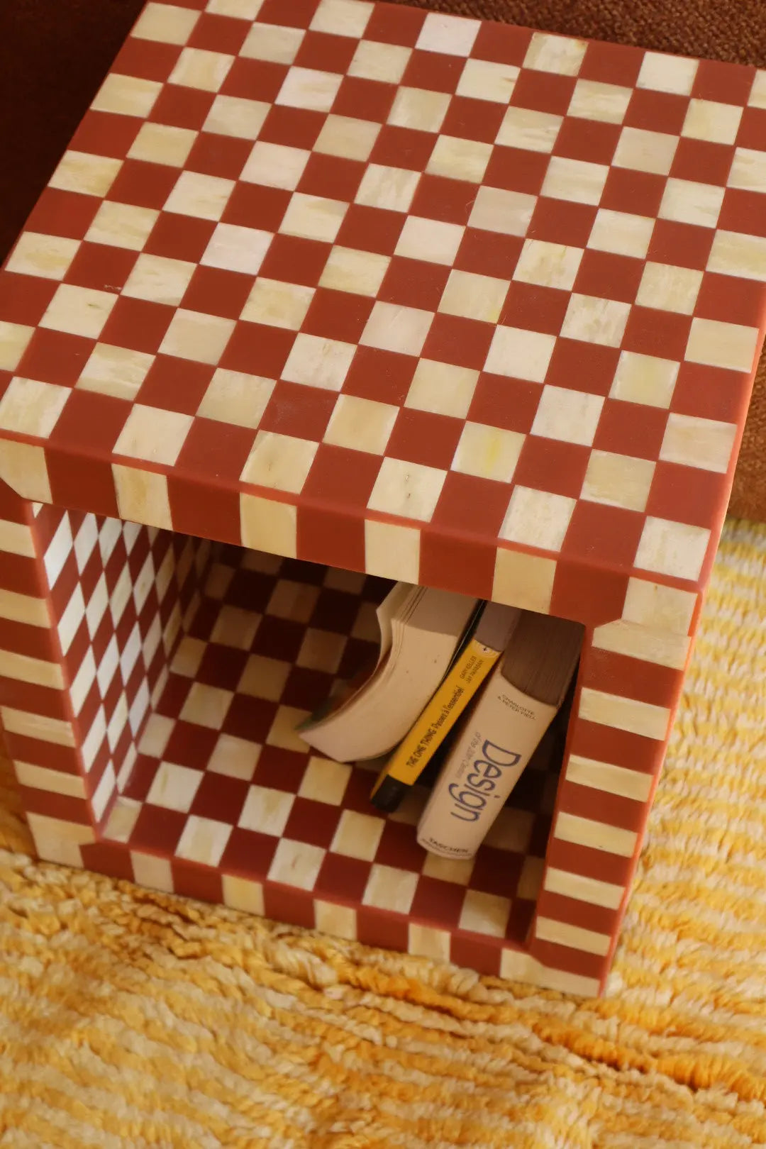 Cube à Damiers en Os et Résine Terracotta - « MAT » Néda