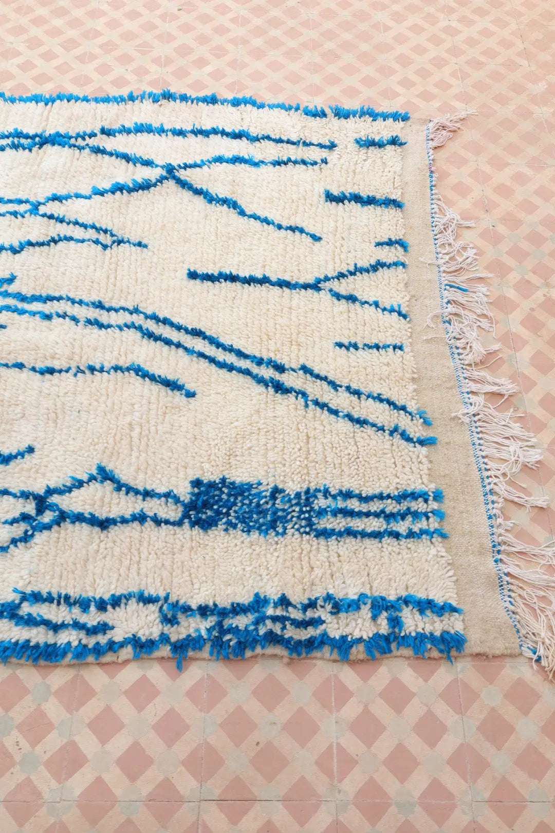 Tapis Berbère Azilal Blanc Motifs Abstraits Bleu- 239 x 139 cm Néda
