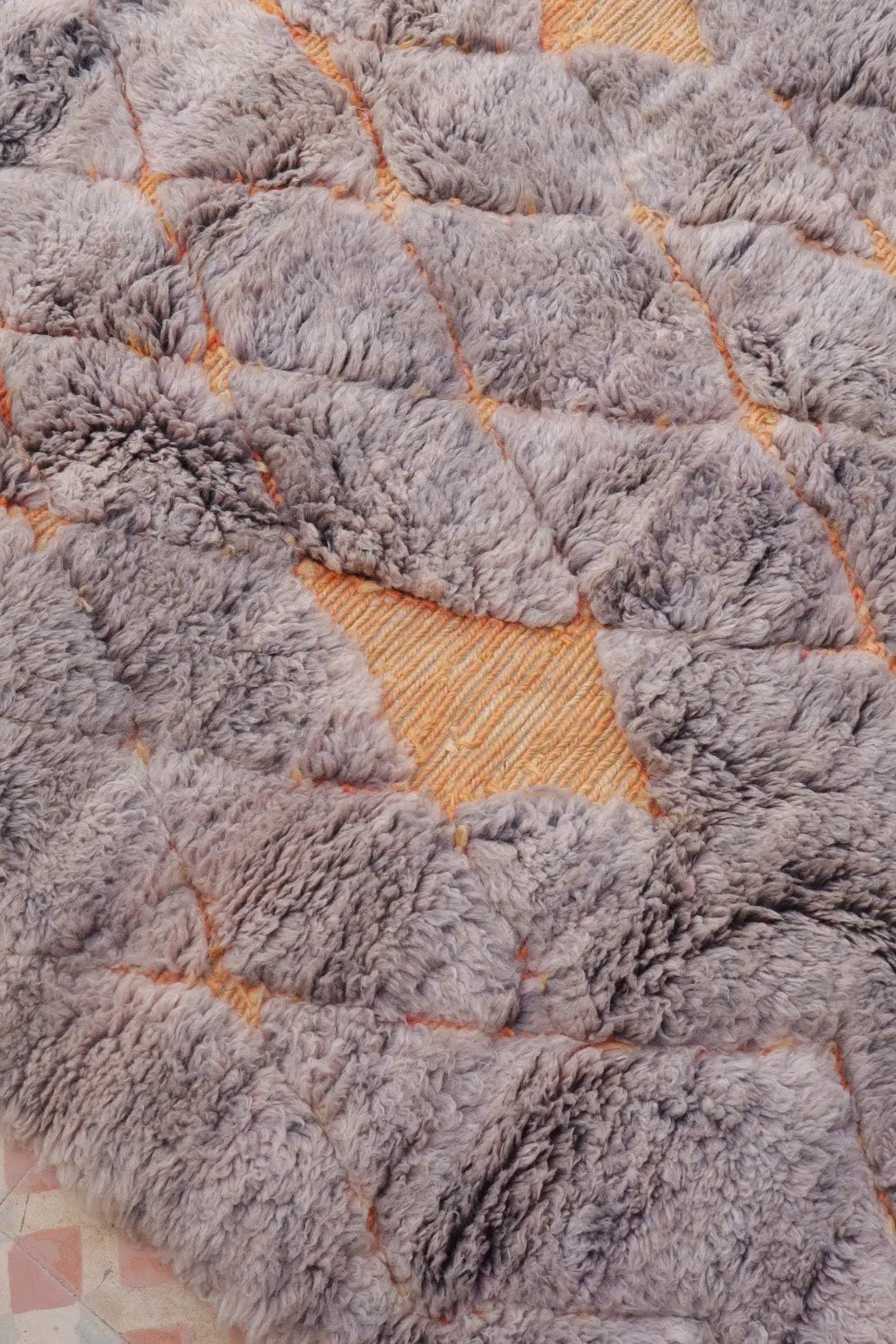 Tapis Berbère Gris Reliefs Orange Béni Ouarain Qualité Supérieure - 224 x 160 cm Néda