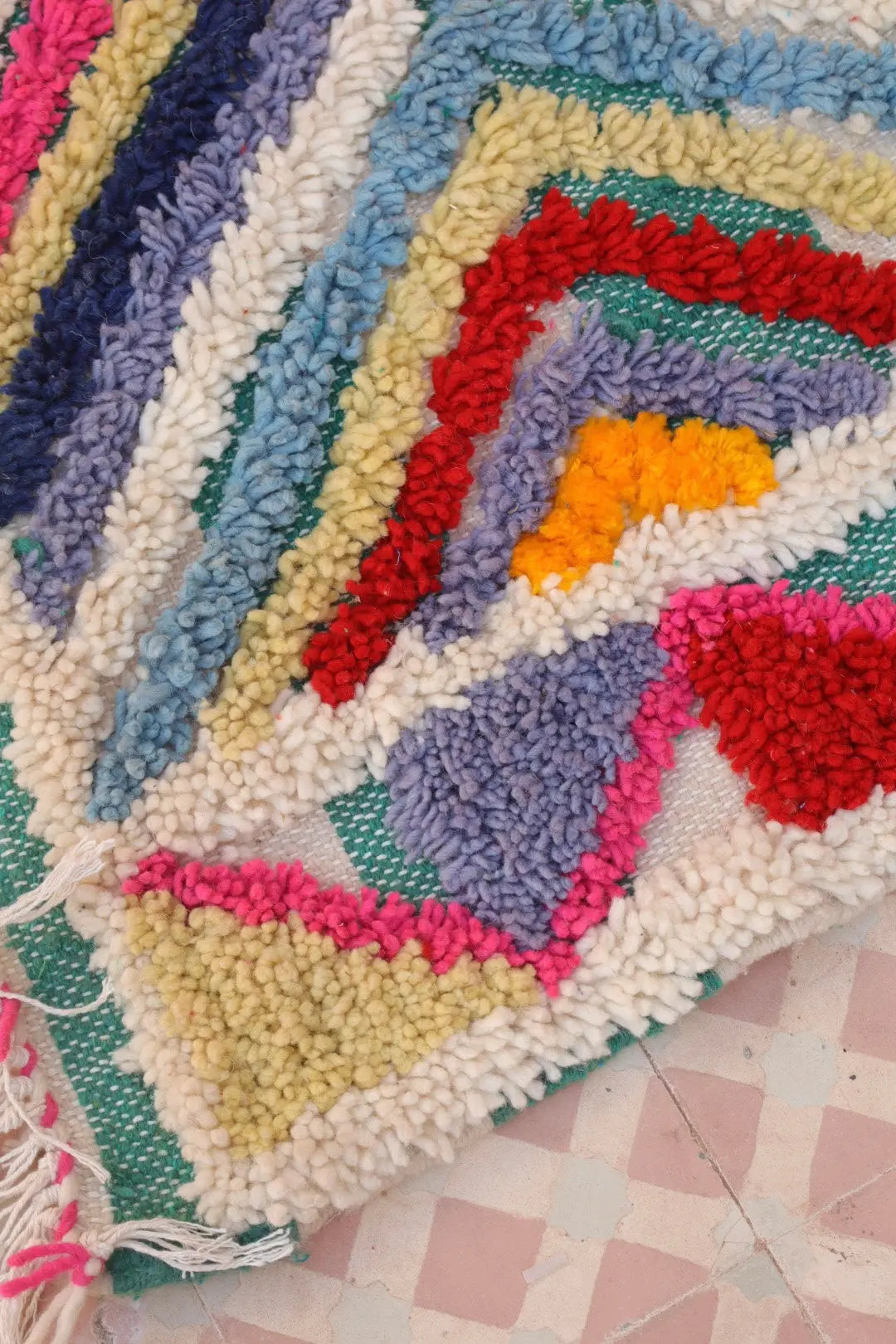 Tapis Berbère Coloré Azilal Trame et Motifs Verte- 240 x 152 cm Néda