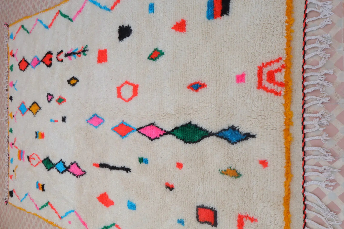 Tapis Berbère Coloré Blanc Motifs Multicolore Cadre Jaune - Azilal Néda