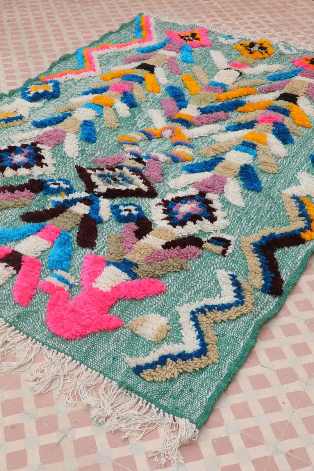 Tapis Berbère Coloré Azilal Trame Verte Motifs Multicolore- 220 x 150 cm Néda