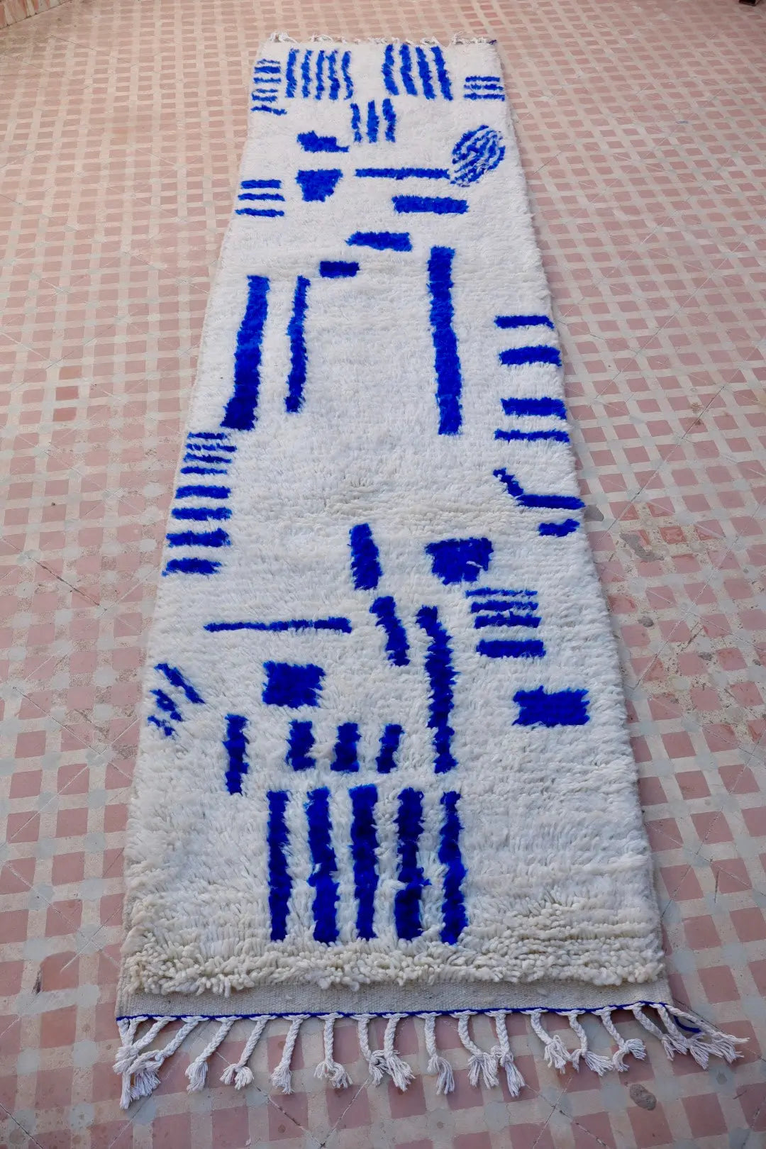 Berber Rug Corridor Azilal White with Majorelle Blue Patterns - 308 x 79 cm Néda