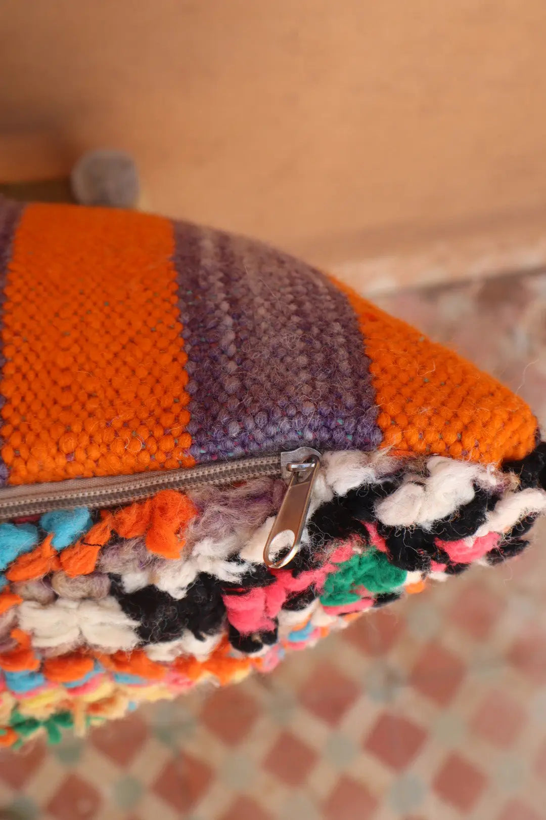 Marokkanisches Kissen aus Korallenwolle mit bunten Mustern - Néda