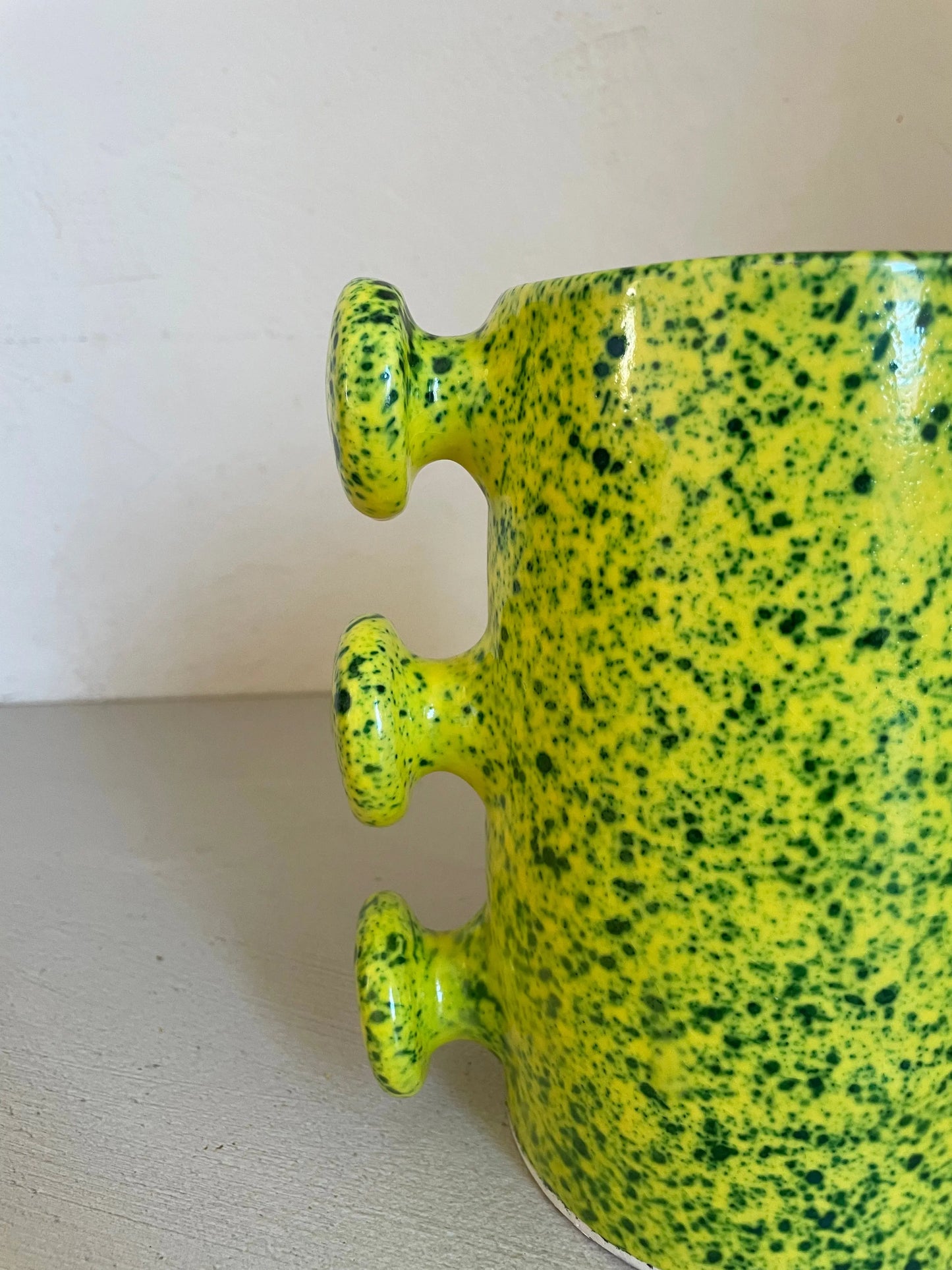 vase en céramique moderne et abstrait moucheté, vase en céramique fait-main abstrait jaune