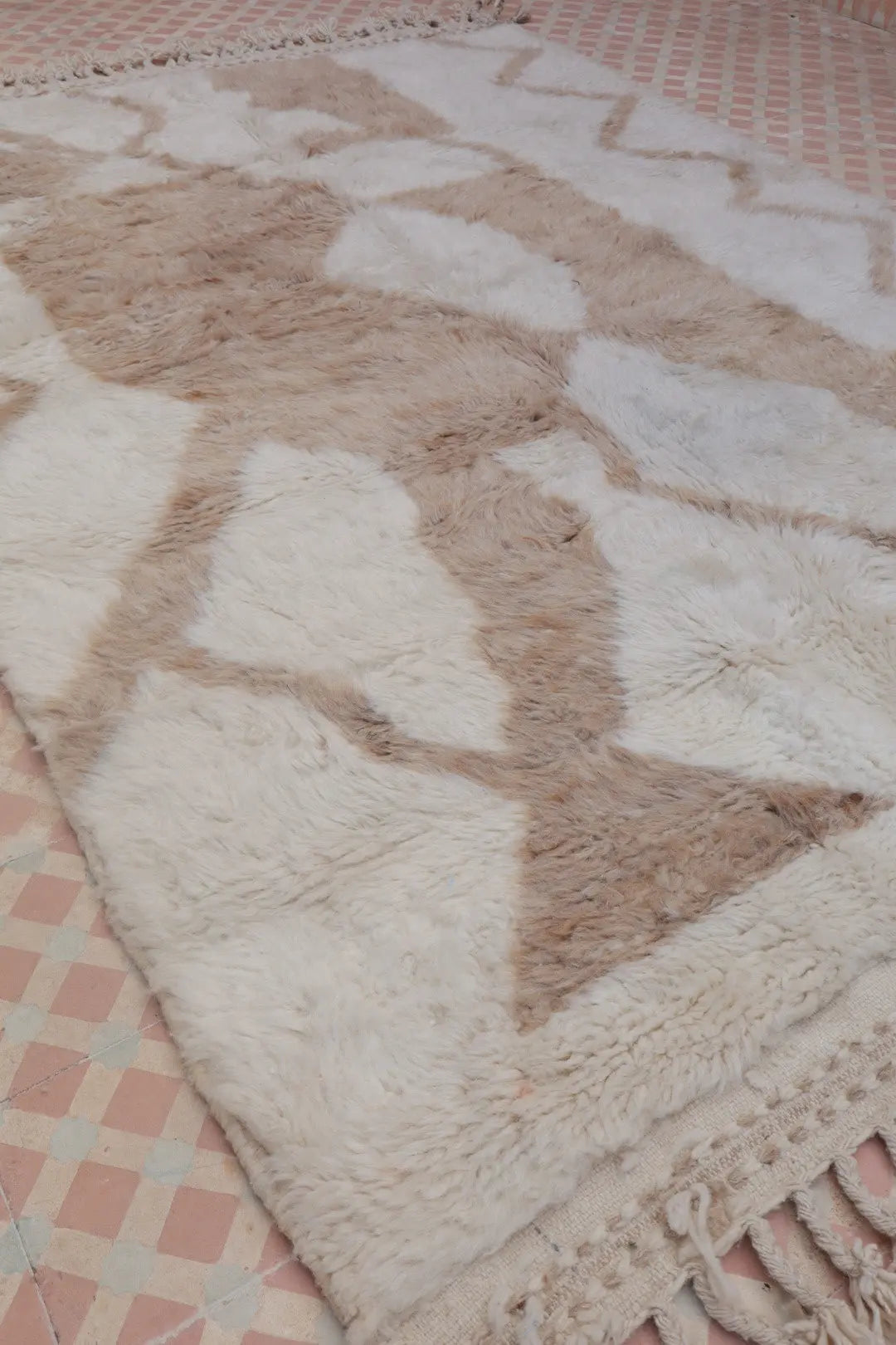 Tapis Berbère Béni Ouarain Blanc à Motifs Abstraits Beige Foncé Shaggy - 236 x 155 cm Néda