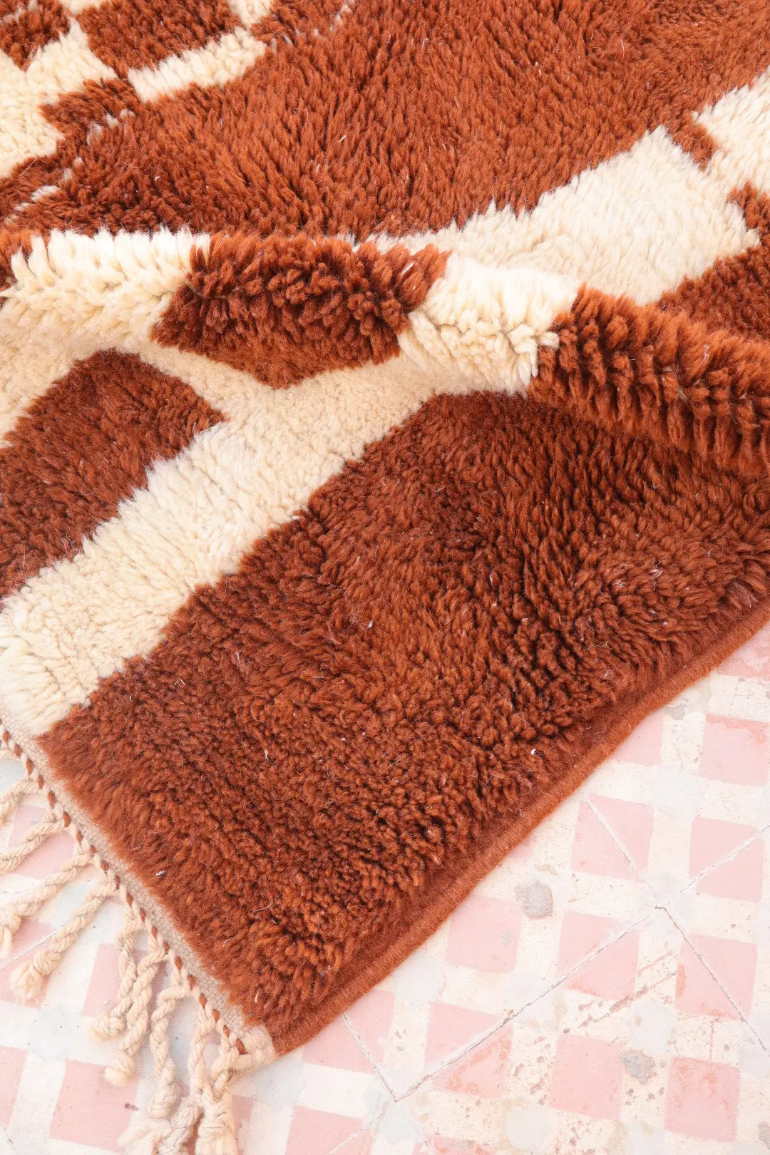 Tapis Berbère Azilal Contemporain Marron et Blanc - 238 x 143 cm Néda