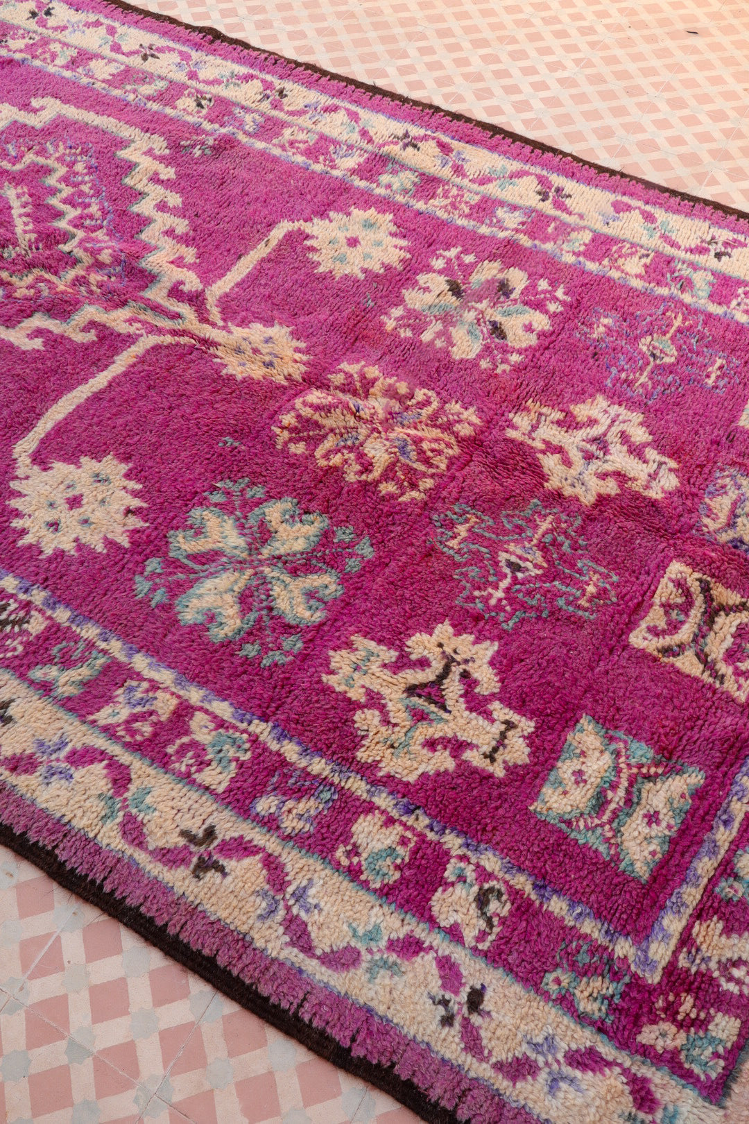 Alfombra bereber Boujaad Antiguos motivos de color violeta magenta - 385 x 173 cm