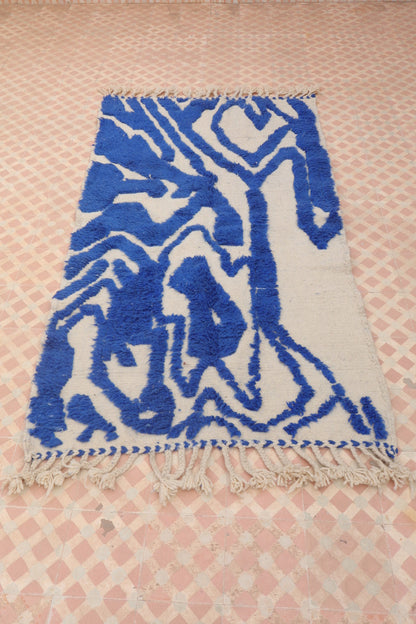 Tapis Berbère Béni Ouarain Moderne Bleu Klein À Reliefs Abstrait - Modèle signature - 205 x 108 cm Néda