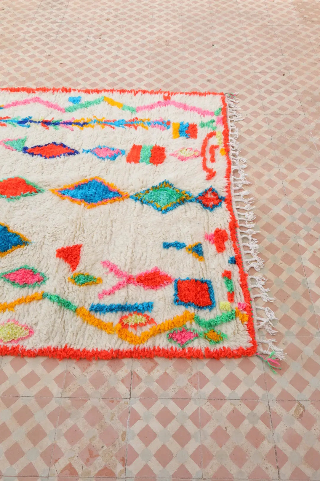 سجادة بربرية أزيلال بيضاء بنقوش ملونة فلورية وحواف حمراء فلورية - 158 × 147 سم نيدا