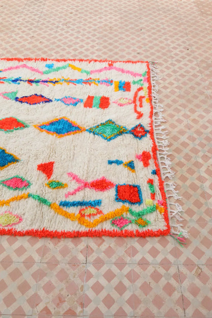 سجادة بربرية أزيلال بيضاء بنقوش ملونة فلورية وحواف حمراء فلورية - 158 × 147 سم نيدا
