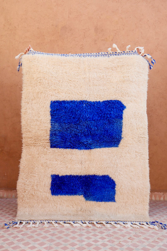 Tapis berbère marocain béni ouarain  blanc et bleu Klein moderne, tapis berbère style Matisse bleu Majorelle et blanc contemporain en laine 