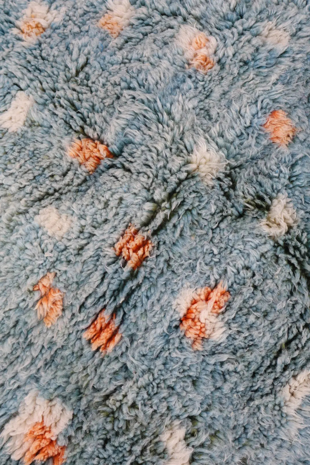 Tapis Berbère Bleu Clair à Pois Orange & Blanc Béni Ouarain Qualité Supérieure - 220 x 140 cm Néda