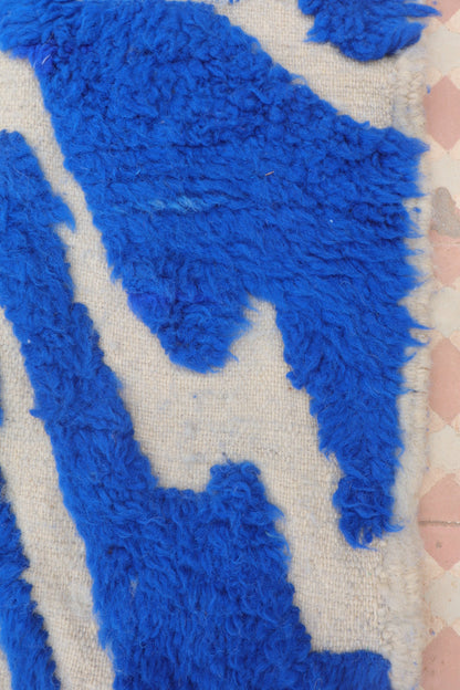 Tapis Berbère Béni Ouarain Moderne Bleu Klein À Reliefs Abstrait - Modèle signature - 160 x 120 cm Néda