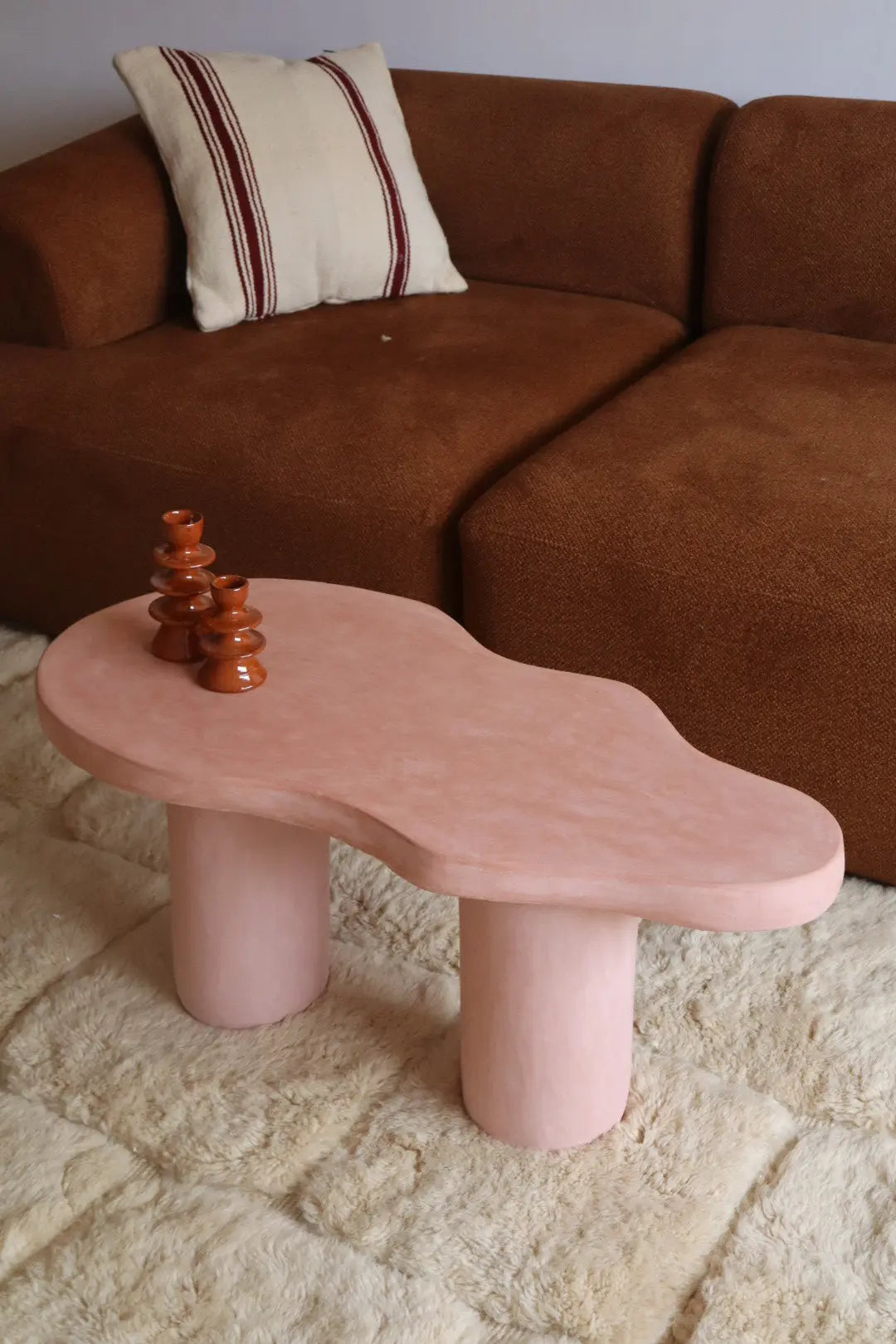 Table basse en Tadelakt rose terracotta forme organique fait-main, table basse béton ciré rose clair fait-main