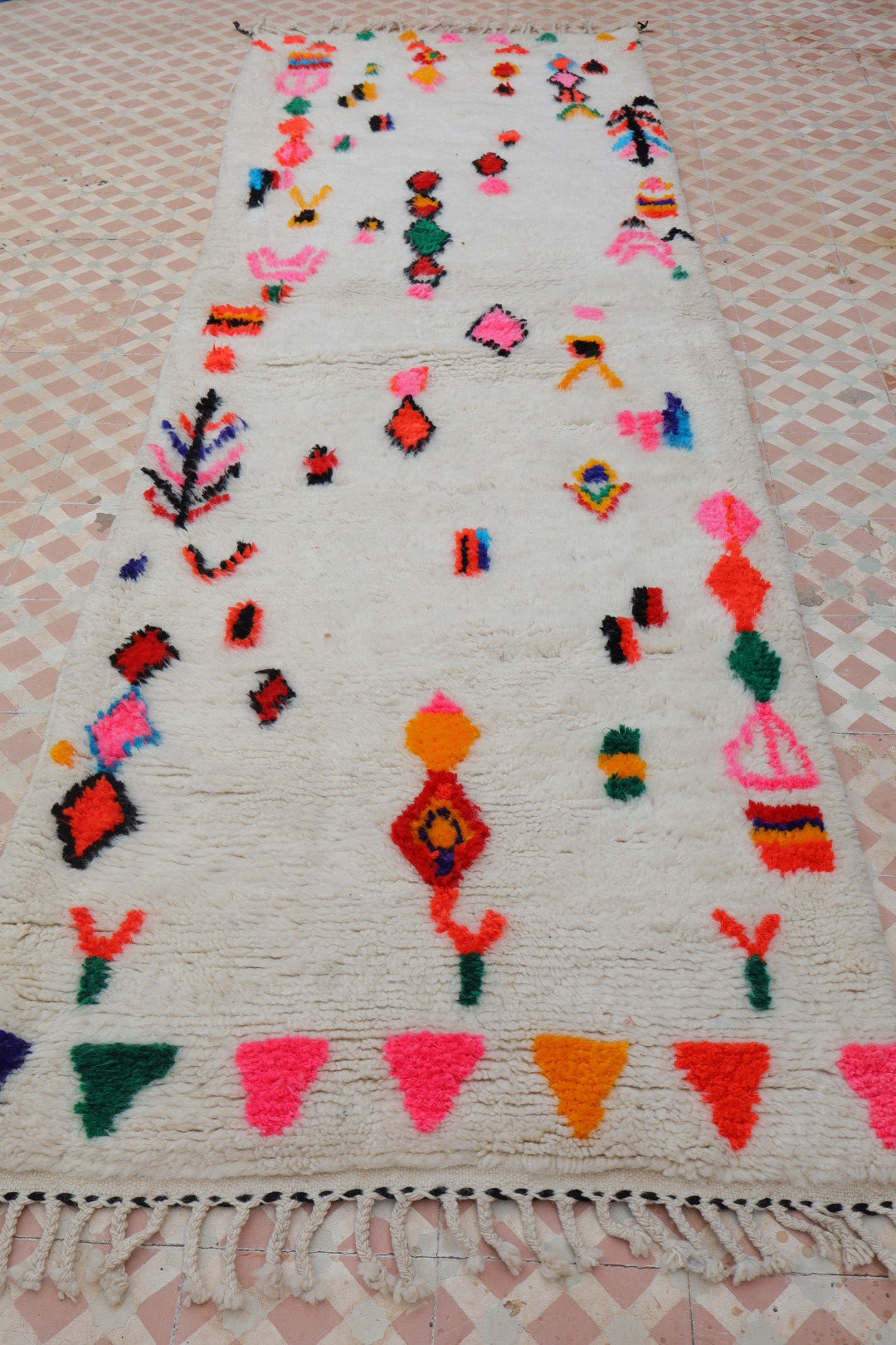 Berberteppich Flur Azilal Weiß mit bunten fluoreszierenden Mustern - 286 x 92 cm Néda