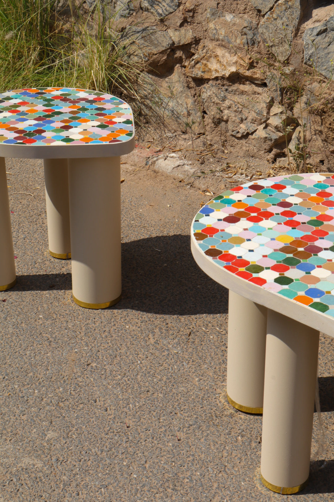 Table d'Appoint en Zellige Design Multicolore Pieds Tubulaires Finition Laiton OASIS- 57 x 50 x 50 cm