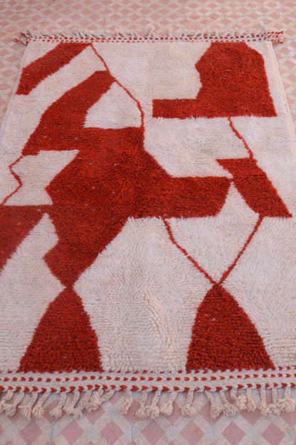 Tapis Berbère Béni Ouarain Moderne Blanc Motifs Rouges  - 160 x 115 cm