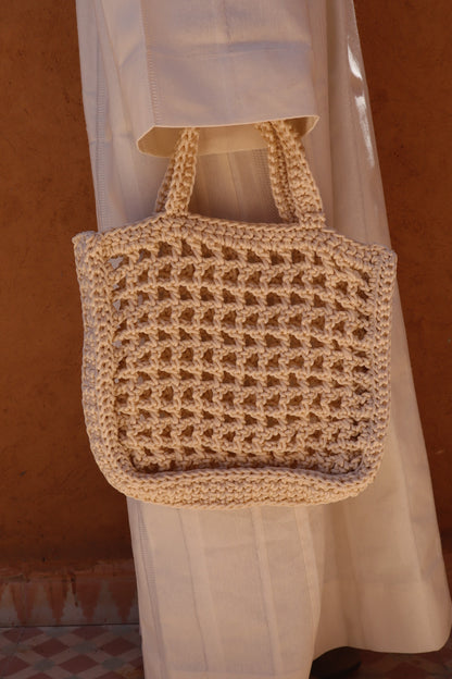 <img src="{{ 'sac-crochet-nylon-blanc.jpg' | asset_url }}" alt="Sac à main en crochet et nylon blanc tendance et stylé, fait main, idéal pour l'été et toute l'année, disponible en plusieurs coloris" title="Sac à main en crochet et nylon violet fait main">