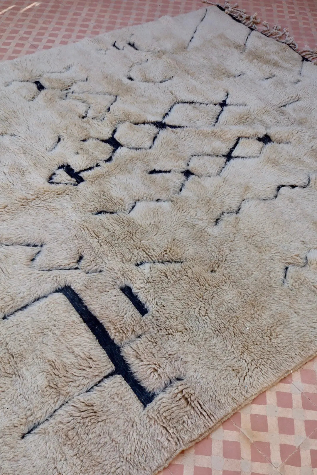 Tapis Berbère Mrirt Foncé Motifs Abstraits Reliefs Noirs - 311 x 200 cm Néda