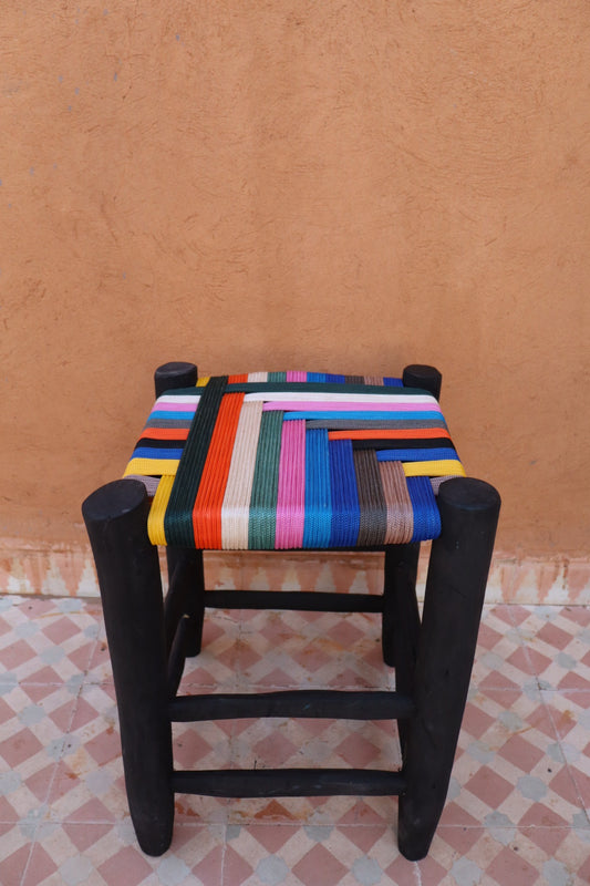 Tabouret marocain unique fait-main beldi en bois noir et assise multicolore 