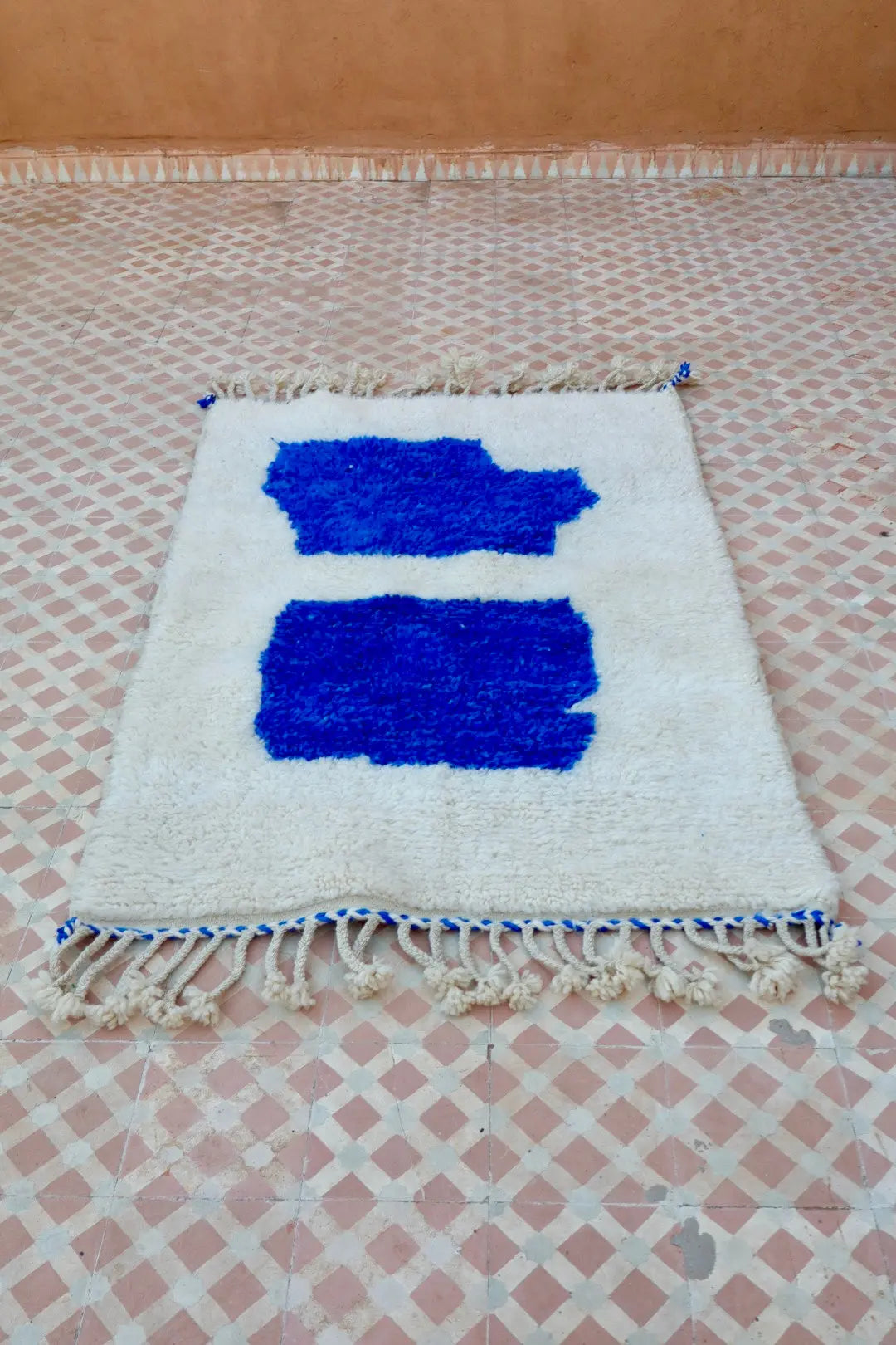 Tapis Berbère Béni Ouarain Blanc et Bleu Majorelle Moderne- 152 x 100 cm Néda