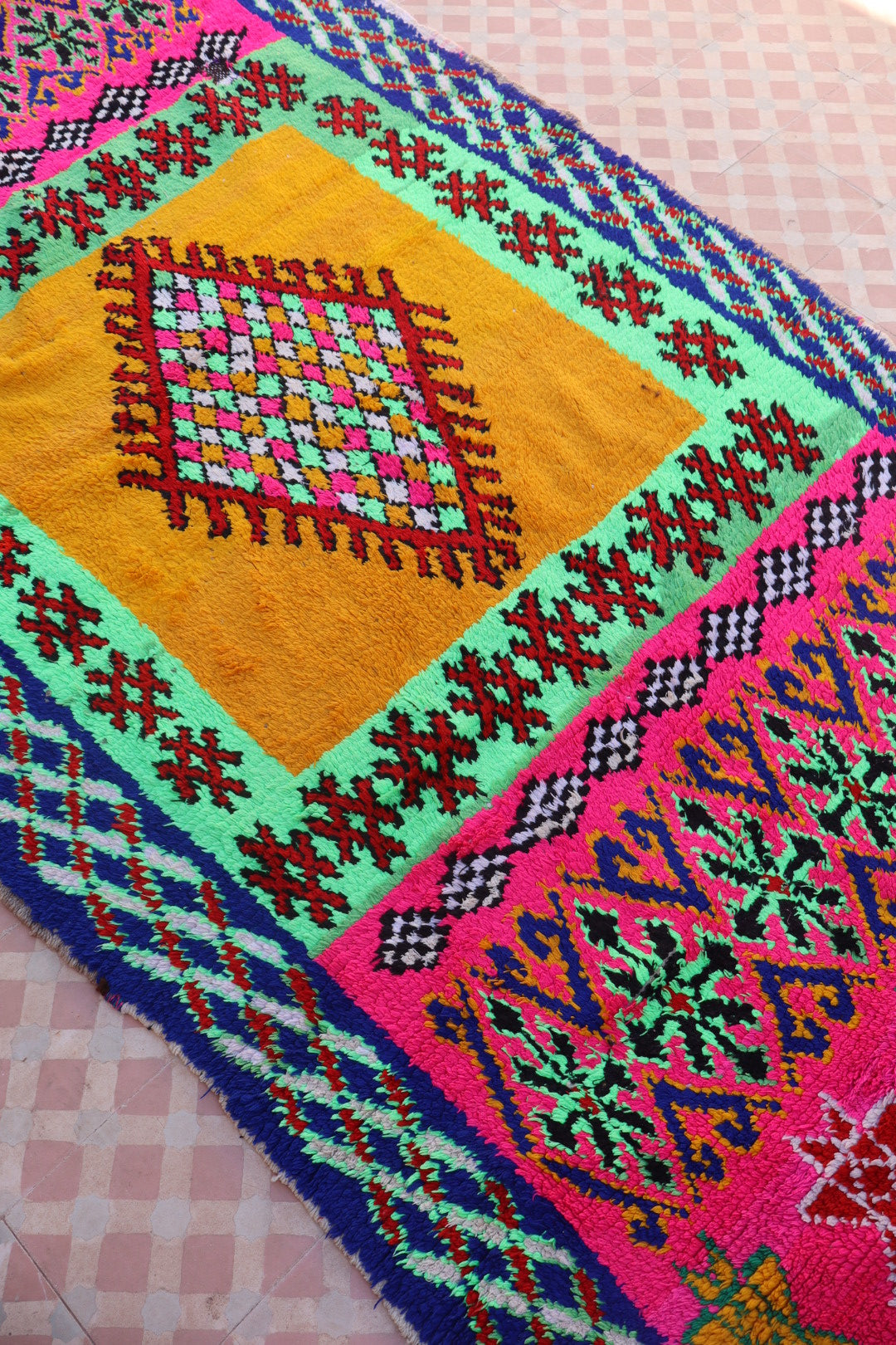 Tapis Berbère Azilal Couloir Vintage Fluo- 327 x 128 cm Néda