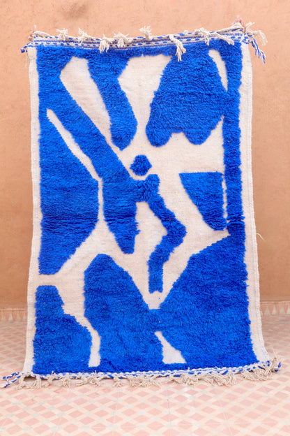 Tapis Berbère Béni Ouarain Moderne Bleu Klein À Reliefs - 182 x 120 cm Modèle Signature Néda