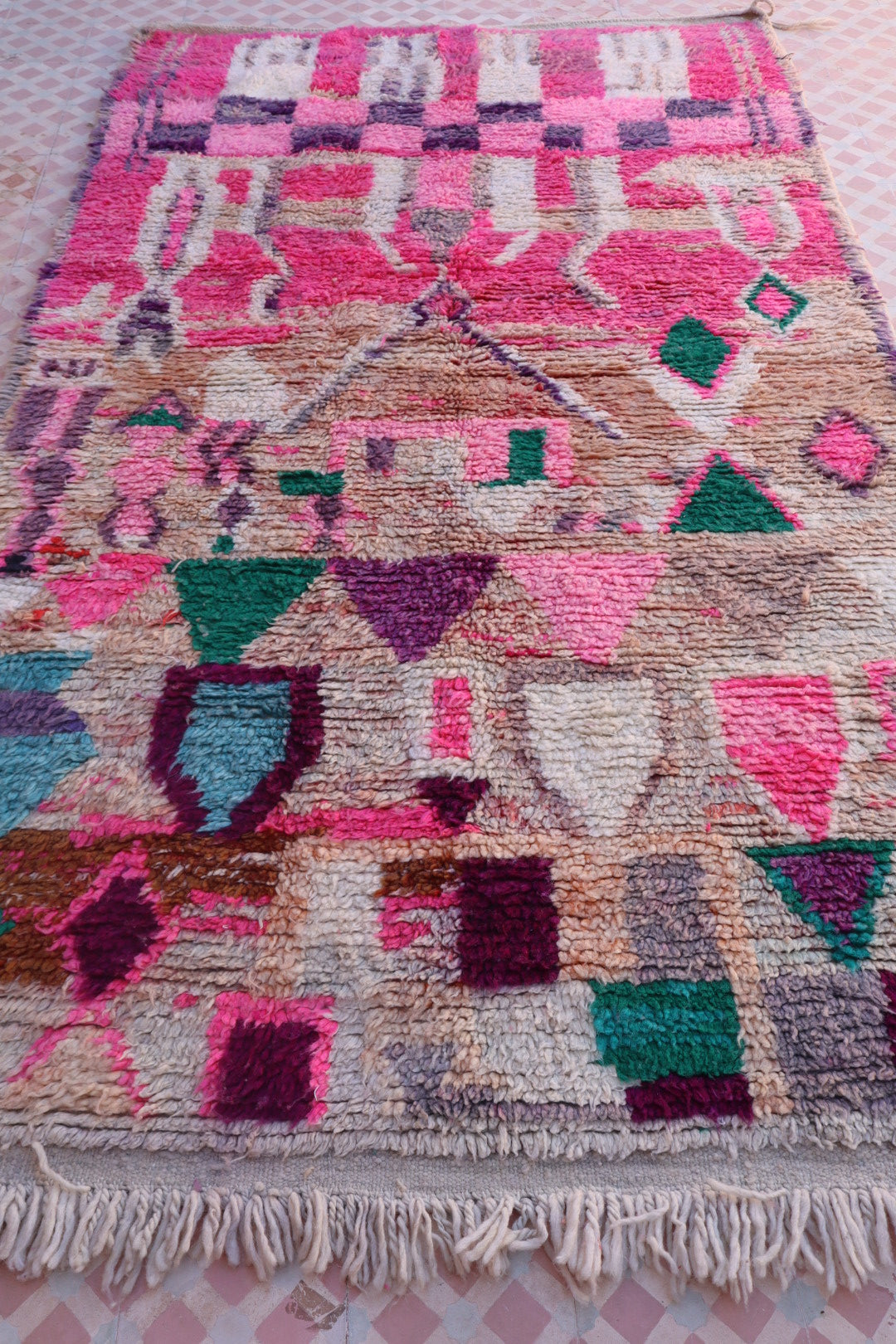 Tapis berbère boujad coloré et abstrait rose à motifs multicolores tapis berbère bohème chic unique tapis pour décoration éclectique