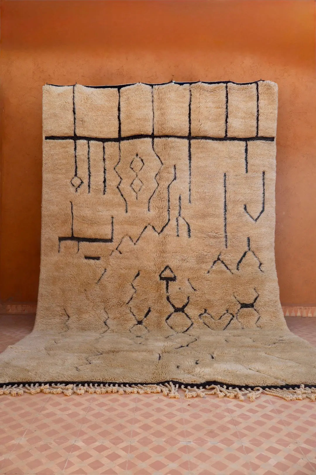 Tapis Berbère Mrirt Foncé Motifs Abstraits Reliefs Noirs - 311 x 200 cm Néda